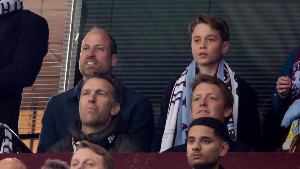 Prinz William und Sohn George bei Aston Villa auf der Tribüne