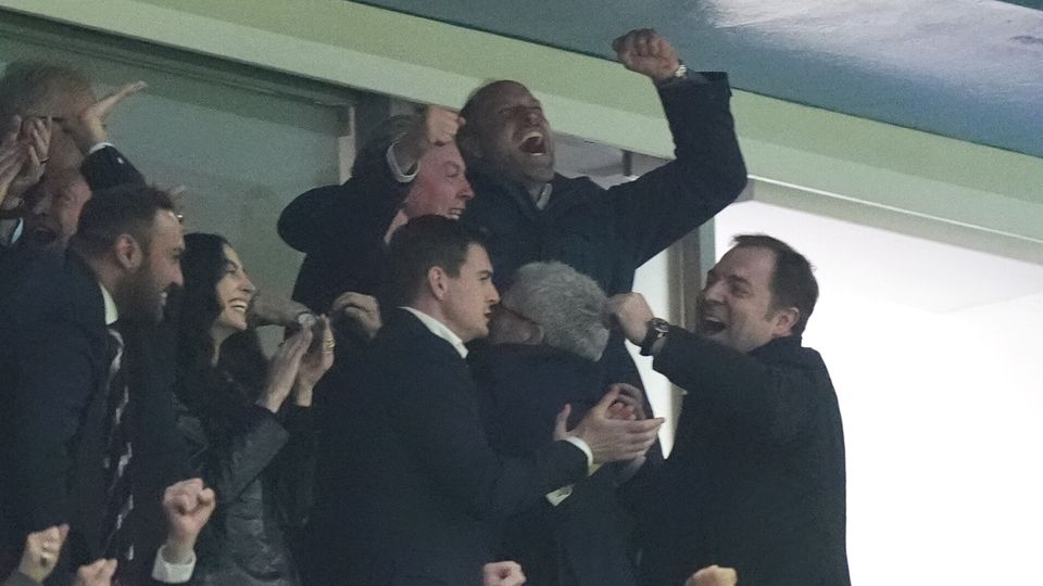 Prinz William jubelt auf der Tribüne von Aston Villa