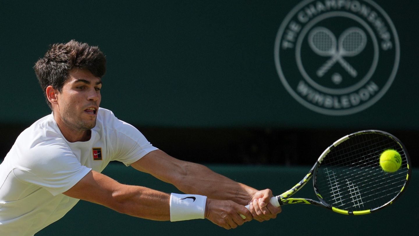 Carlos Alcaraz wird nicht beim Turnier in Wimbledon aufschlagen. (Archivbild) Foto: Kin Cheung/AP/dpa