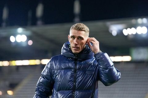 Nils Petersen steckt sich einen Kopfhörer ins Ohr