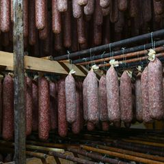 "Ahle Wurst" zum Beispiel gilt als ein typisch nordhessisches Produkt. Solche regionalen Erzeugnisse will Hessen mehr fördern. (