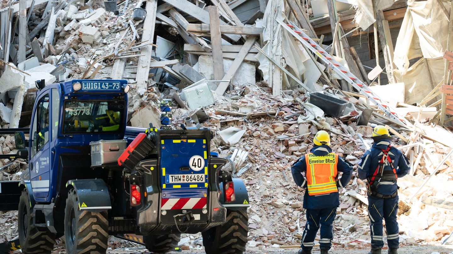 Fast 24 Stunden nach dem Einsturz werden immer noch drei Menschen vermisst. Foto: Sebastian Kahnert/dpa