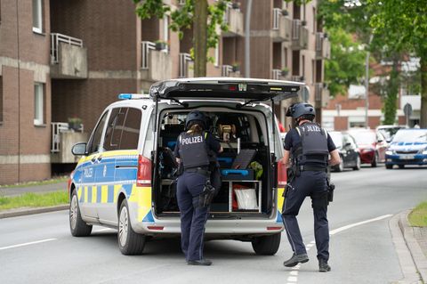 Zahlreiche Einsatzkräfte waren nach dem Drohanruf zu der Schule in Beckum ausgerückt. Foto: Max Lametz/dpa
