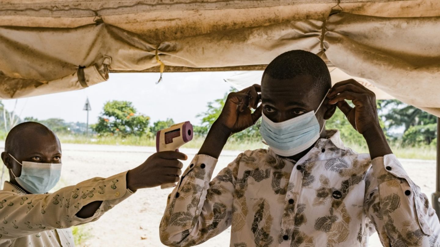 Gesundheitstest an Grenze zwischen Demokratischer Republik Kongo und Uganda