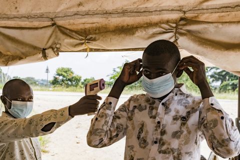 Gesundheitstest an Grenze zwischen Demokratischer Republik Kongo und Uganda