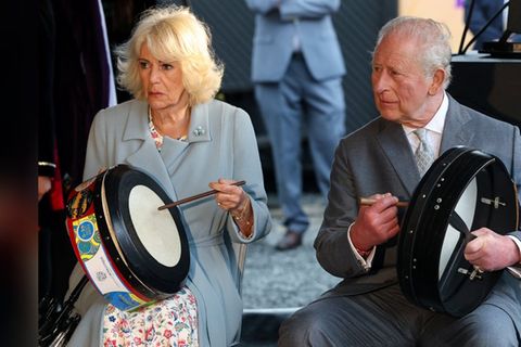 König Charles und Königin Camilla probierten eine traditionelle irische Trommel aus.