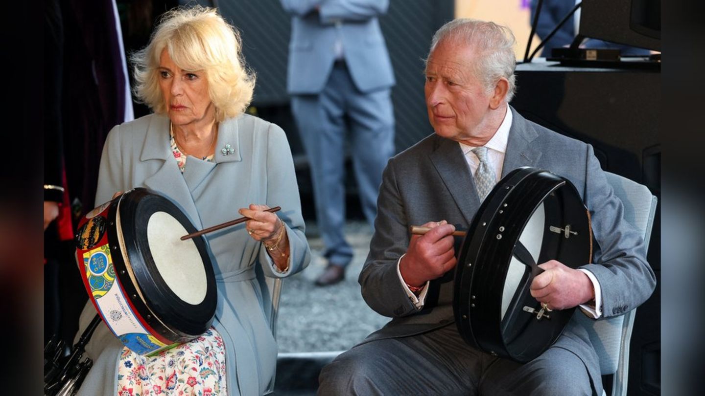 König Charles und Königin Camilla probierten eine traditionelle irische Trommel aus.