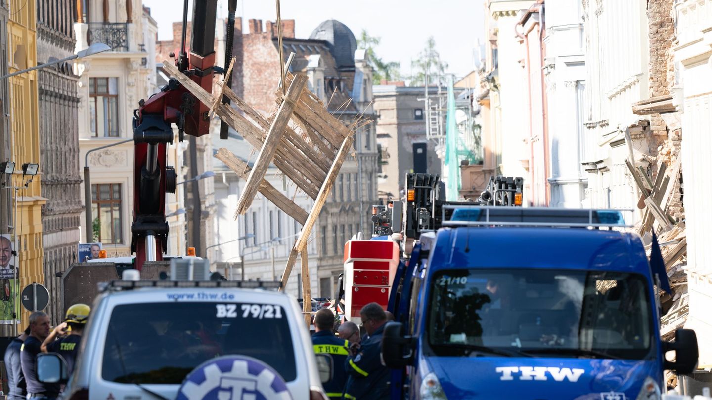 Die Einsatzkräfte müssen vorsichtig arbeiten. Foto: Sebastian Kahnert/dpa
