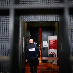 In diesem Gerichtssaal in Nantes läuft der Prozess gegen den „Maskenmann“