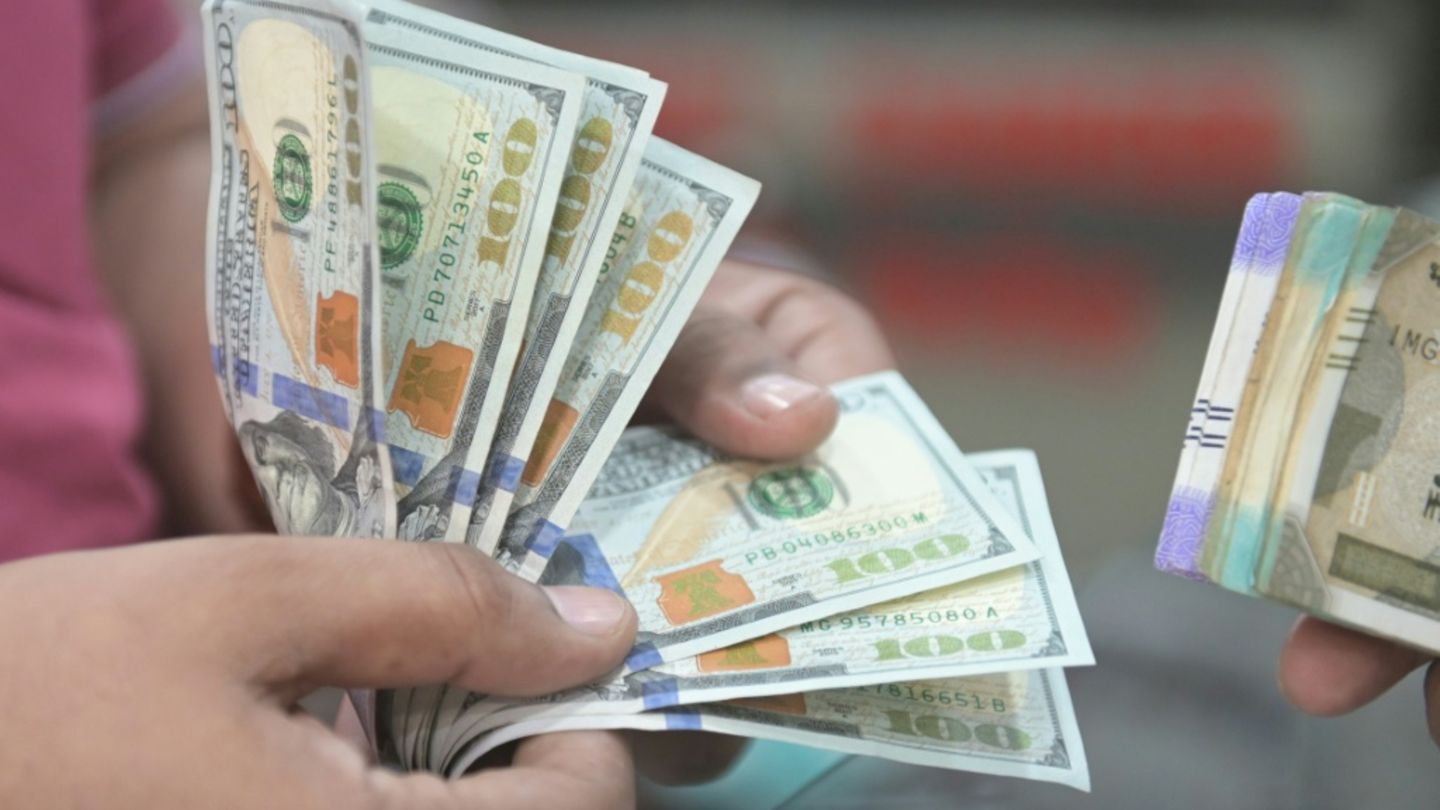 Ein Mann zählt Dollarnoten