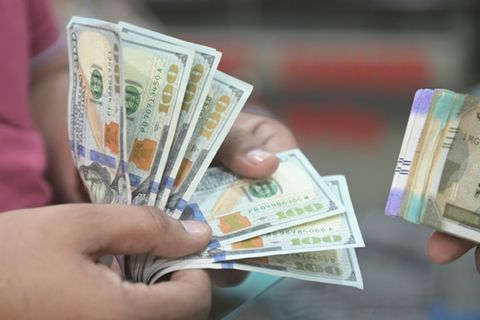 Ein Mann zählt Dollarnoten