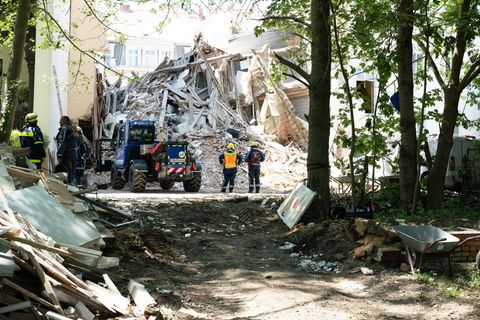 Auch eine Hundestaffel wurde bereitgehalten. Foto: Sebastian Kahnert/dpa