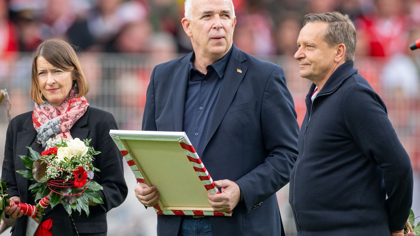 Union-Präsident Dirk Zingler und Geschäftsfüher Horst Heldt stehen im Stadion. (Archivibild) Foto: Soeren Stache/dpa