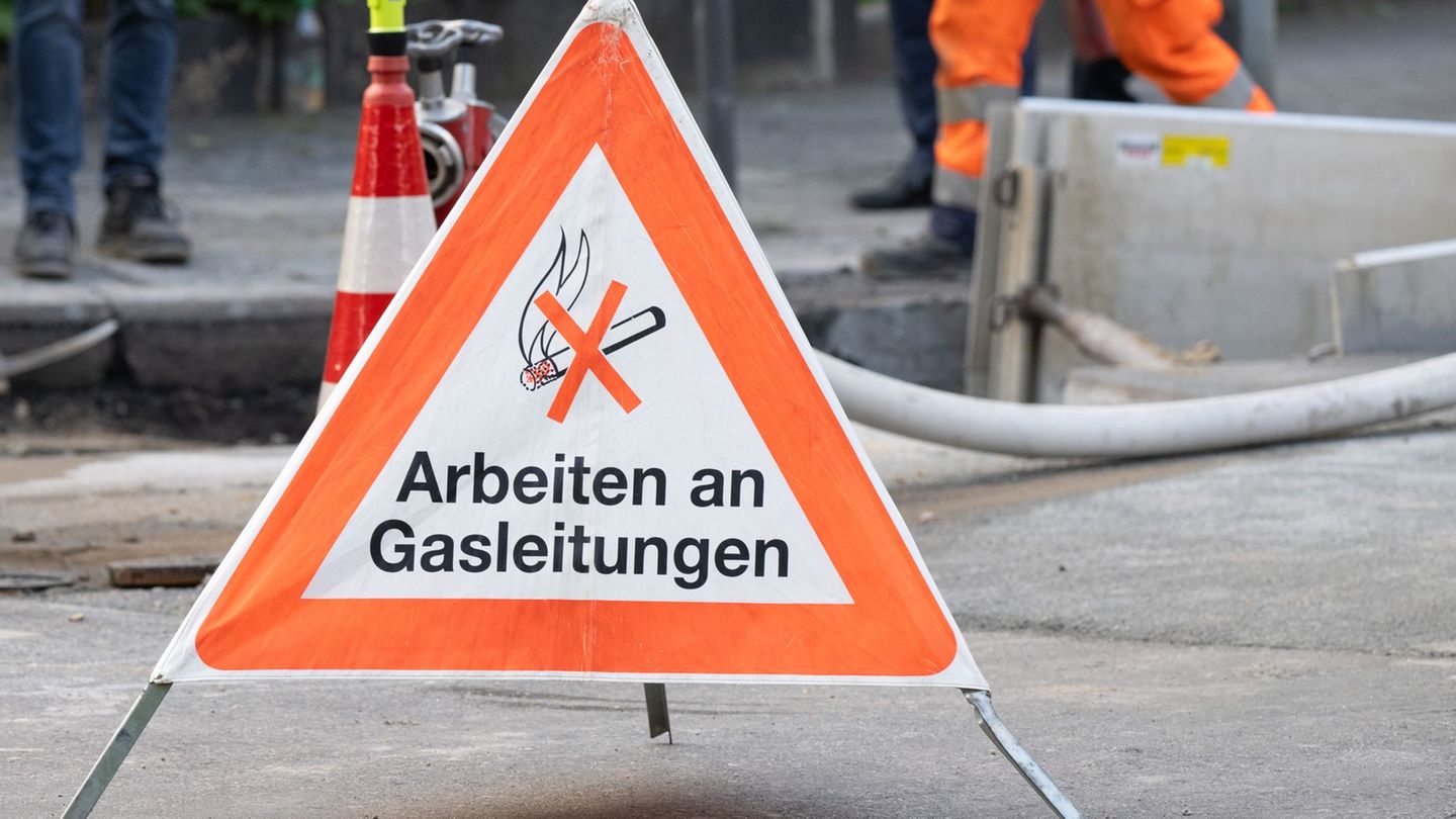 Mitarbeiter der Stadtwerke arbeiten mit Hochdruck an der Gasleitung. Foto: Sebastian Kahnert/dpa