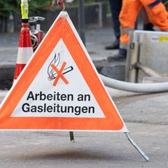 Mitarbeiter der Stadtwerke arbeiten mit Hochdruck an der Gasleitung. Foto: Sebastian Kahnert/dpa