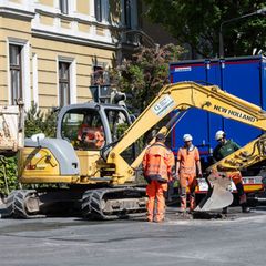 Viele Trümmerteile mussten per Hand weggeräumt werden, um nach möglichen Opfern suchen zu können. Foto: Paul Glaser/dpa