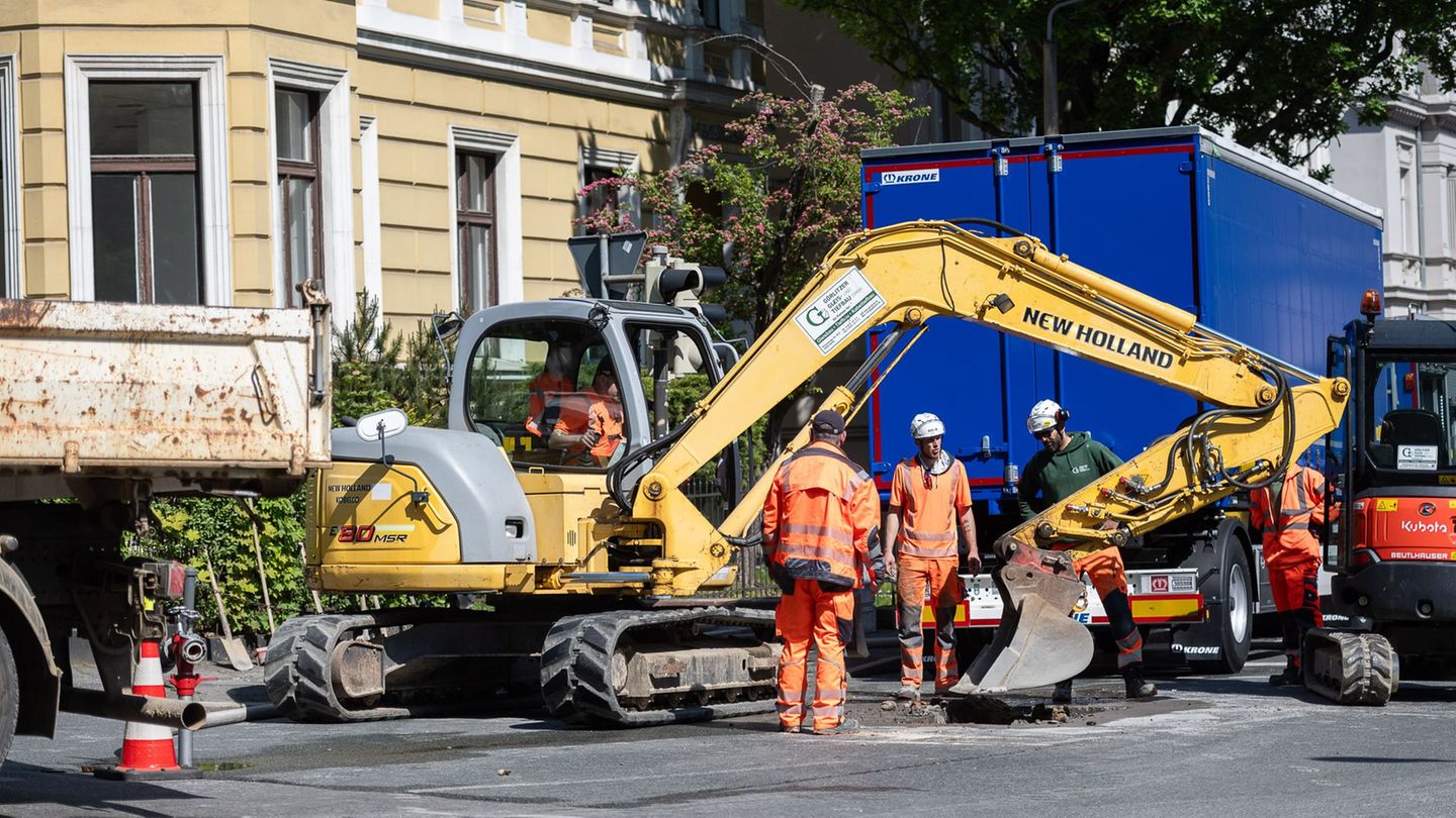 Viele Trümmerteile mussten per Hand weggeräumt werden, um nach möglichen Opfern suchen zu können. Foto: Paul Glaser/dpa