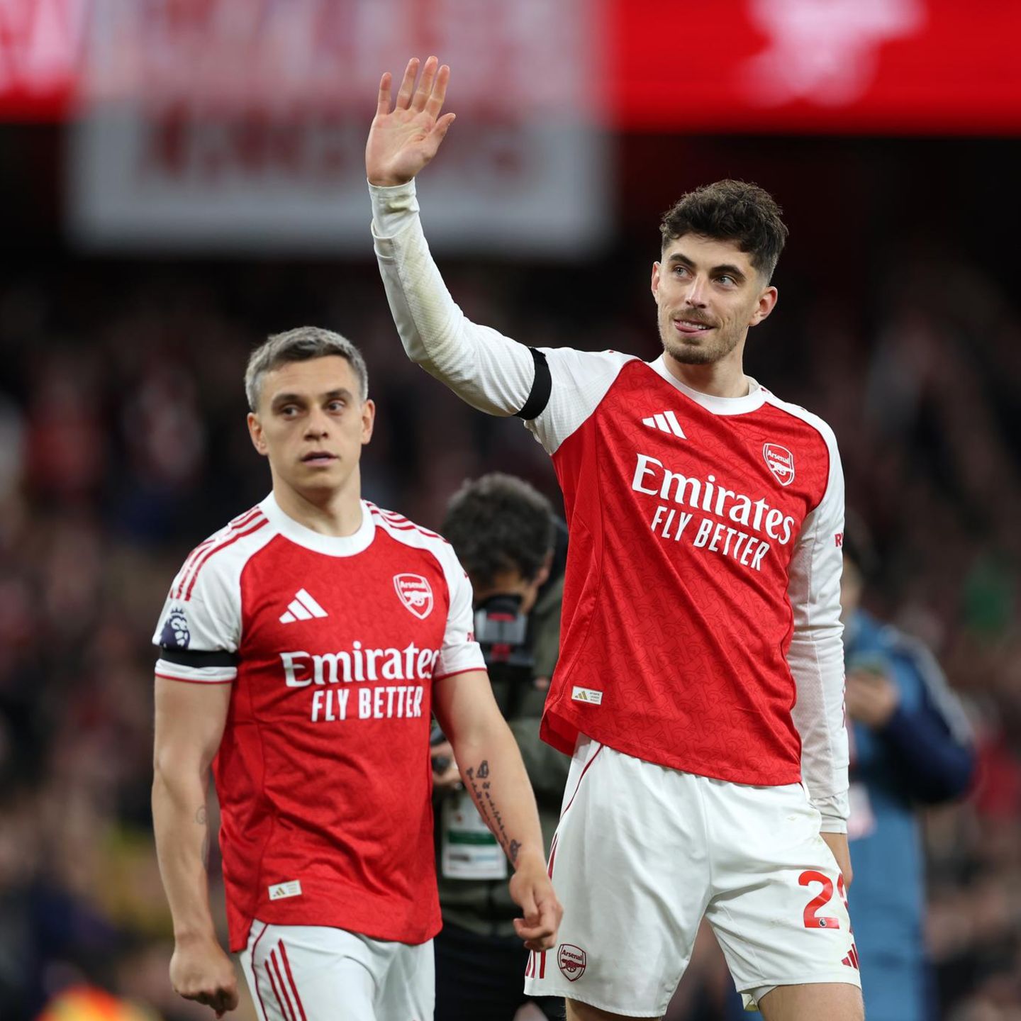 Kai Havertz winkt im Trikot des FC Arsenal ins Publikum