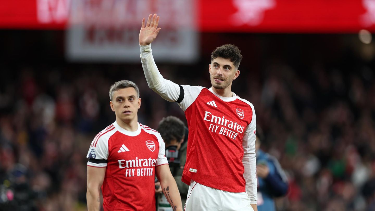 Kai Havertz winkt im Trikot des FC Arsenal ins Publikum
