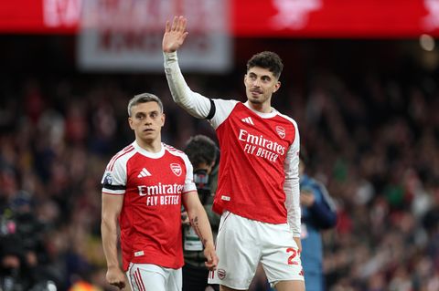 Kai Havertz winkt im Trikot des FC Arsenal ins Publikum