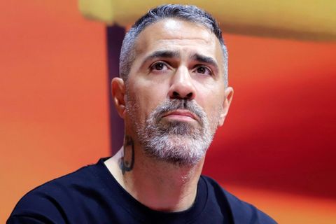 Rapper Bushido blickt an der Kamera vorbei