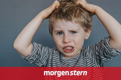 Umgang mit Kindern: Kind kratzt sich am Kopf