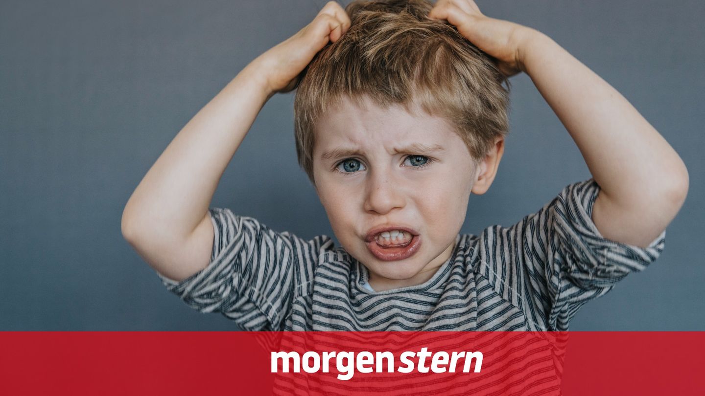 Umgang mit Kindern: Kind kratzt sich am Kopf