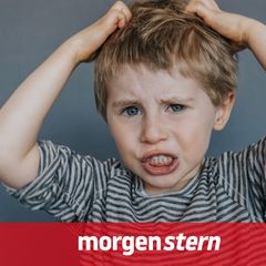 Umgang mit Kindern: Kind kratzt sich am Kopf