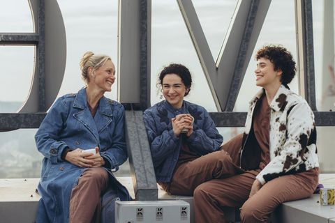 Auf dem Krankenhausdach kann man nach einem langen Tag am besten herunterkommen (von links): Anna (Anna Schudt), Nalan (Mariam Hage) und Greta (Lydia Amasko) haben den schönsten Job der Welt.