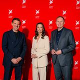 Hamburgs Kultursenator Carsten Brosda mit Gregor Peter Schmitz und Pinar Atalay