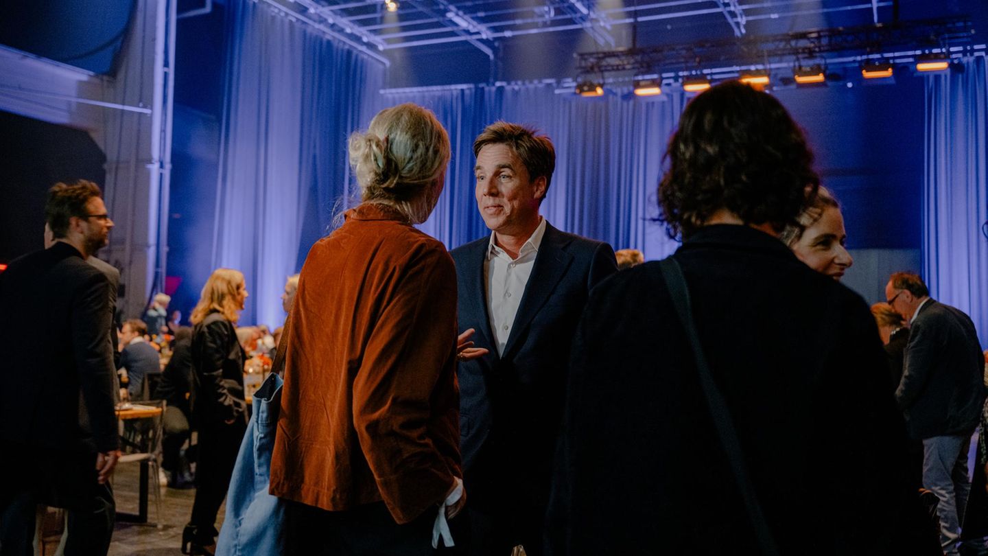 Gäste unterhalten sich beim stern-Preis
