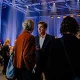 Gäste unterhalten sich beim stern-Preis