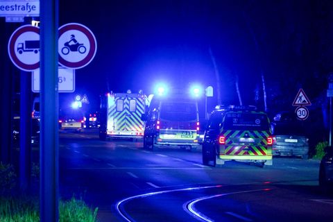 Der US-amerikanische Ebola-Patient aus dem Kongo kommt an der Charite an. Foto: Christophe Gateau/dpa