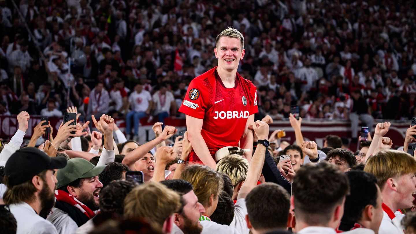 Voller Ekstase feierten Matthias Ginter und die Freiburger den Finaleinzug - am Mittwochabend in Istanbul wollen sie wieder jube
