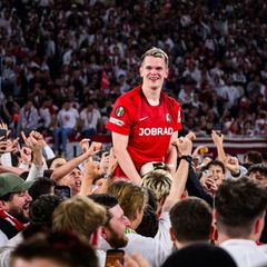 Voller Ekstase feierten Matthias Ginter und die Freiburger den Finaleinzug - am Mittwochabend in Istanbul wollen sie wieder jube