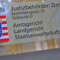 Vor dem Landgericht Darmstadt beginnt ein Prozess wegen versuchten Mordes. (Symbolbild) Foto: Michael Brandt/dpa