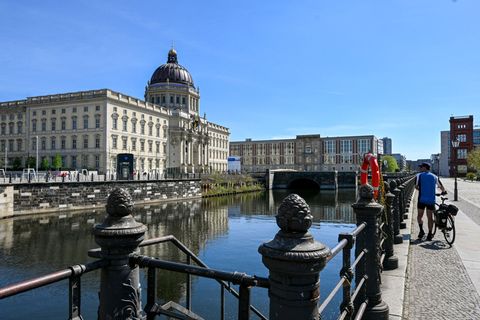 Der Verein Flussbad Berlin macht sich für eine Pilotbadestelle am Spreekanal stark. (Archivbild) Foto: Jens Kalaene/dpa