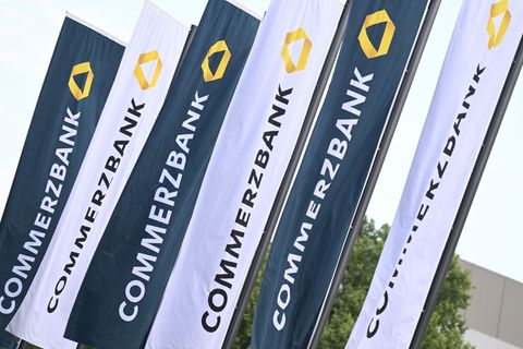 Schon bei der Commerzbank-Hauptversammlung 2025 war eine drohende Übernahme durch die Unicredit ein Thema. (Archivbild) Foto: Ar