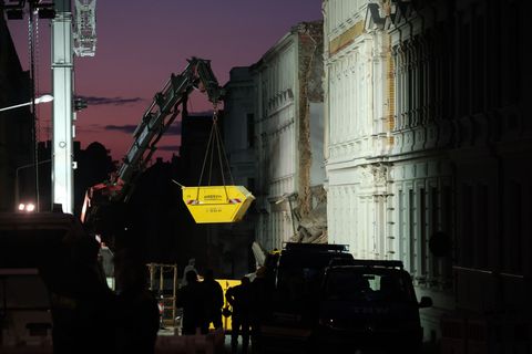 Seit Montagabend suchen die Helfer nach den Vermissten. Foto: Sebastian Willnow/dpa