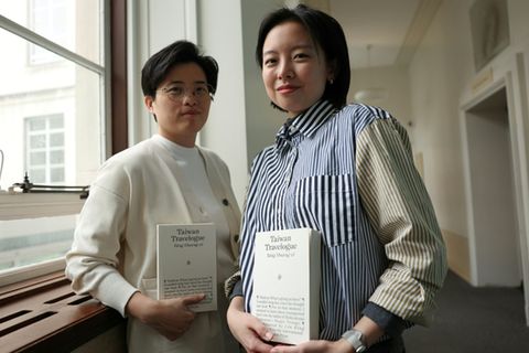 Yang Shuang Zi (l.) und ihre Übersetzerin Lin King