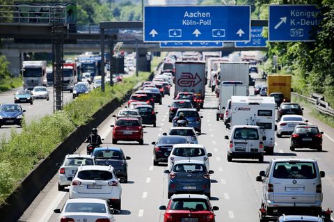 Auf dem Kölner Ring kann es wieder besonders voll werden. (Archivbild) Foto: Oliver Berg/dpa