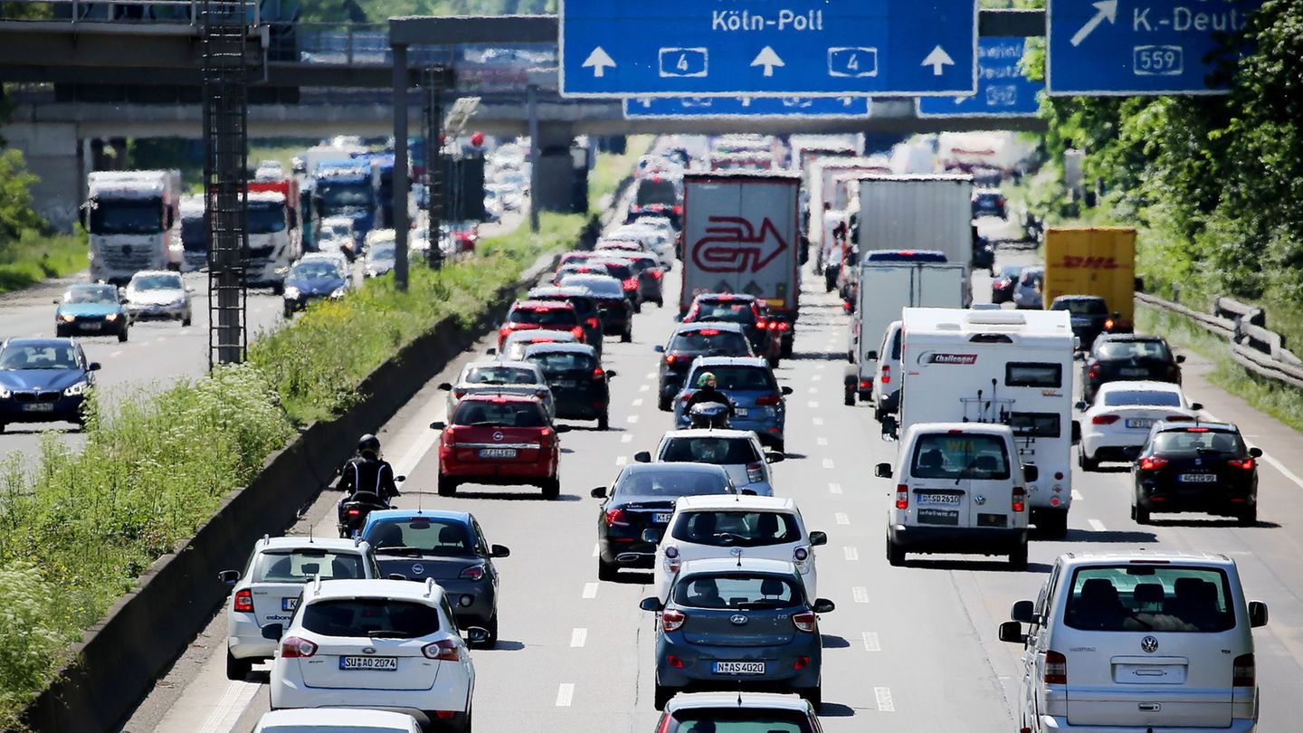 Auf dem Kölner Ring kann es wieder besonders voll werden. (Archivbild) Foto: Oliver Berg/dpa