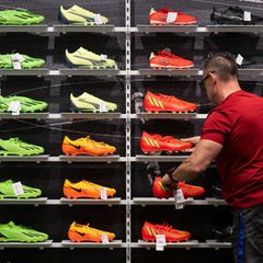 Der Sportfachhandel hofft auf einen WM-Boom. (Symbolbild) Foto: Marijan Murat/dpa