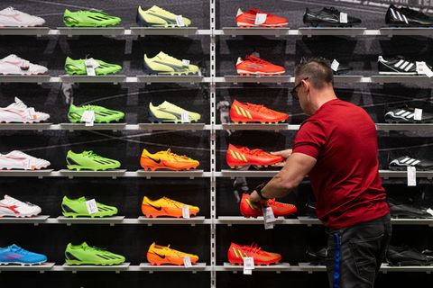 Der Sportfachhandel hofft auf einen WM-Boom. (Symbolbild) Foto: Marijan Murat/dpa