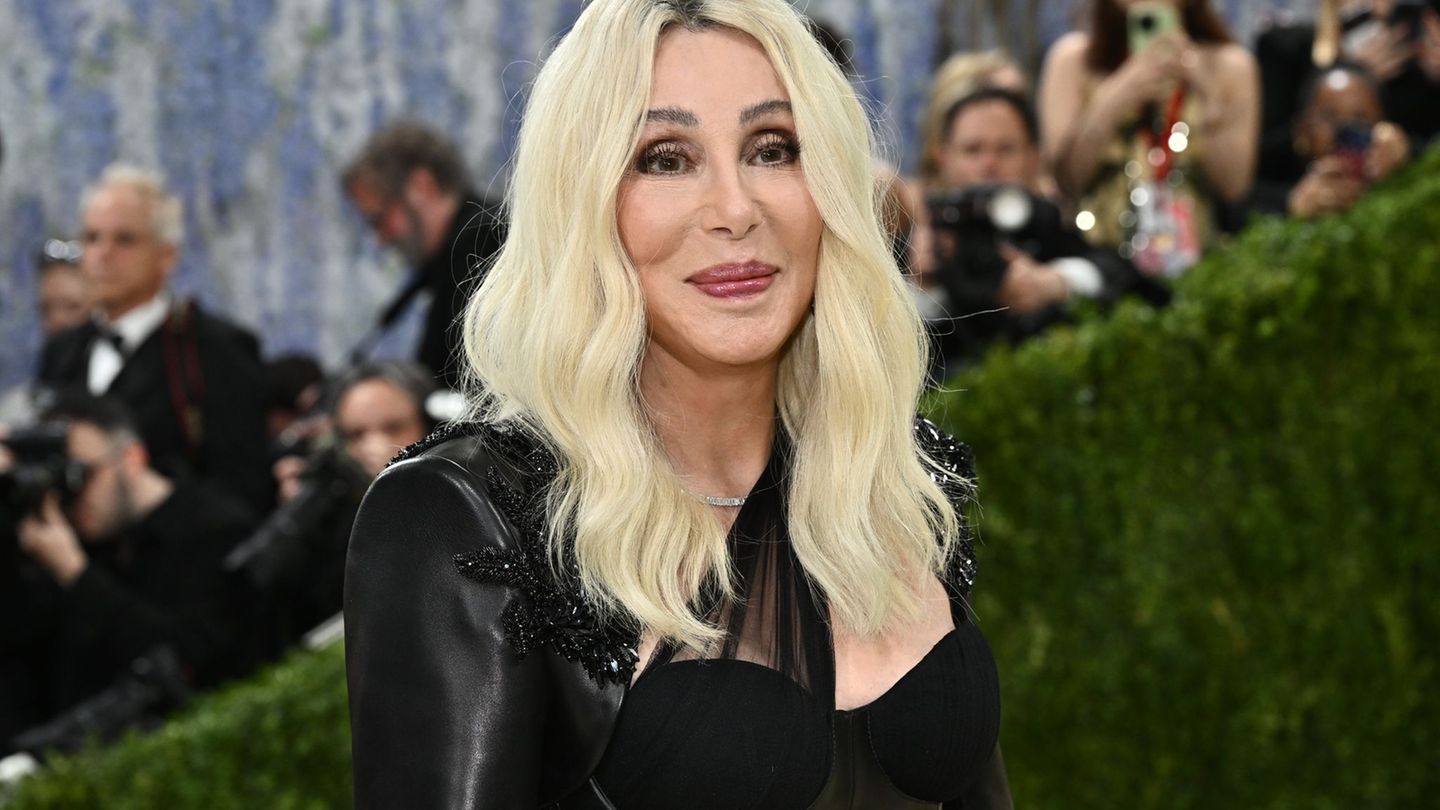 "Es gibt 20 Jahre alte Mädels, die nicht das können, was ich kann", sagt Cher über sich. Kürzlich nahm sie an der Met Gala 2026