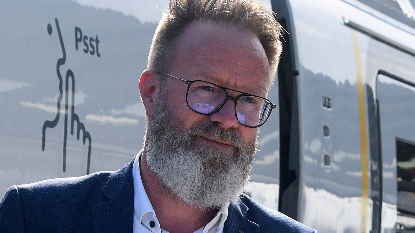 Verkehrsminister Claus Ruhe Madsen (CDU) nennt die Bahnstrecke eine Lebensader Sylts zum Festland. (Archivbild) Foto: Lea Albert