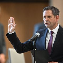 Seit einem Jahr im Amt: Niedersachsens Ministerpräsident Olaf Lies. (Archivbild) Foto: Julian Stratenschulte/dpa