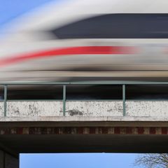 Das Projekt zum Neubau der ICE-Strecke zwischen Augsburg und Ulm wird nun im Bundestag beraten. (Archivbild) Foto: Karl-Josef Hi
