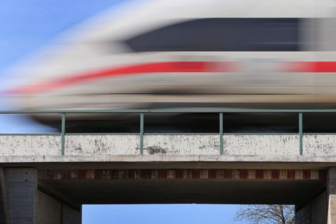 Das Projekt zum Neubau der ICE-Strecke zwischen Augsburg und Ulm wird nun im Bundestag beraten. (Archivbild) Foto: Karl-Josef Hi