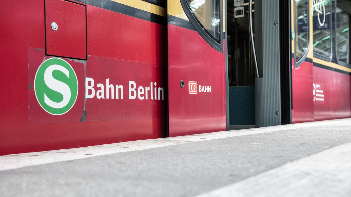 Es kommt es weiterhin zu Verspätungen und Einschränkungen bei der S-Bahn. (Symbolbild) Foto: Paul Zinken/dpa